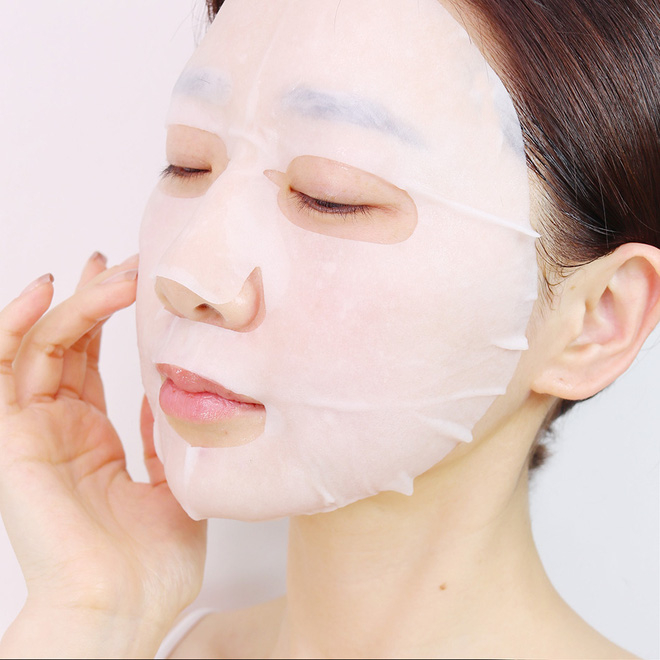 Đắp mặt nạ giấy