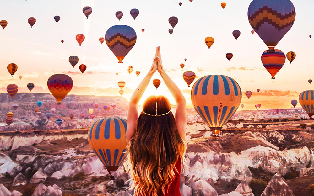 Khung cảnh khinh khí cầu bay trên thung lũng Cappadocia đẹp ngỡ ngàng tự như một sản phẩm photoshop