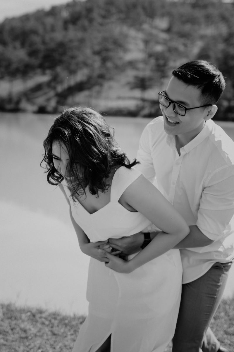 chụp hình cưới trắng đen