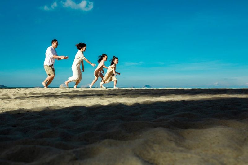 Tạo dáng chụp ảnh gia đình 4 người đi biển