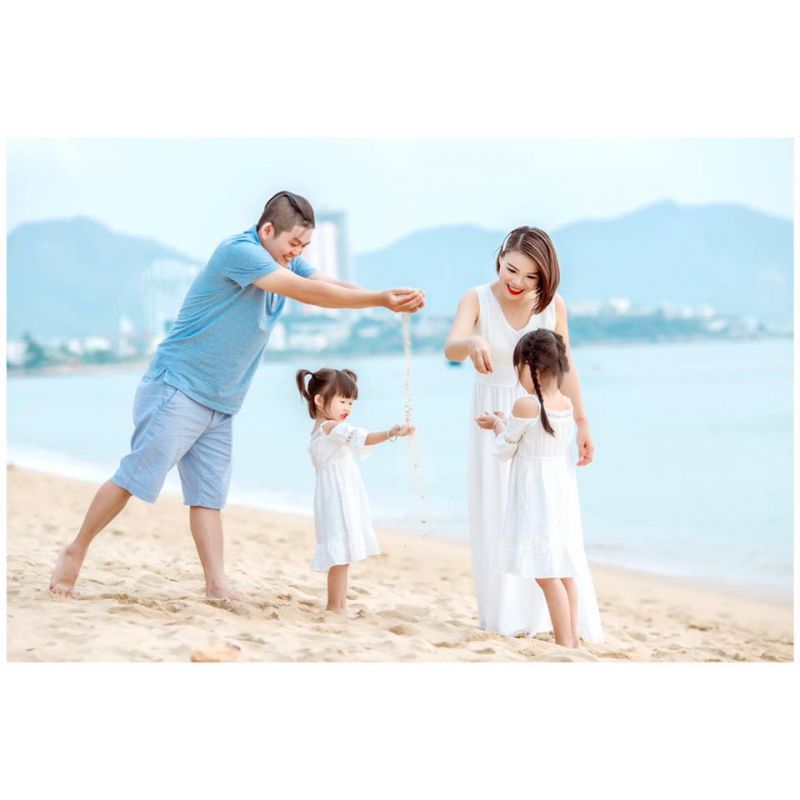 Tạo dáng chụp ảnh gia đình 4 người đi biển-5