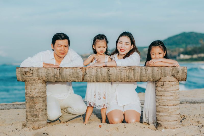 Tạo dáng chụp ảnh gia đình 4 người đi biển-4