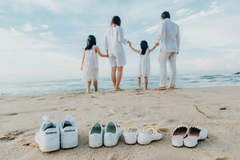 Tạo dáng chụp ảnh gia đình 4 người đi biển-3