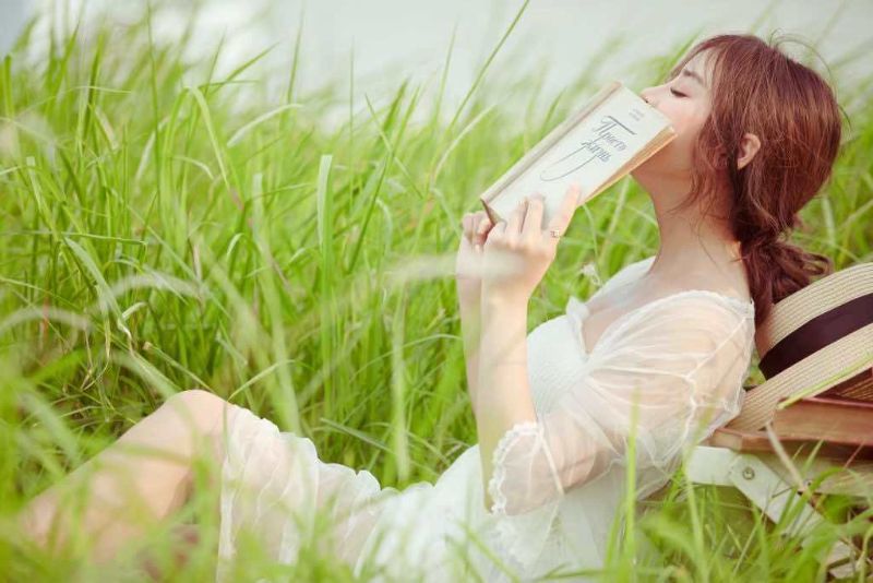 ảnh nàng thơ đọc sách