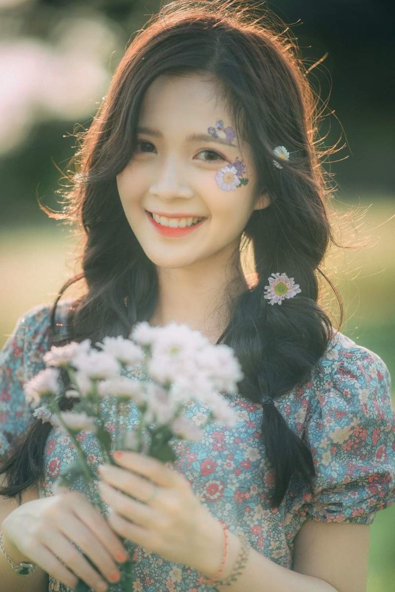 ảnh nàng thơ cầm hoa