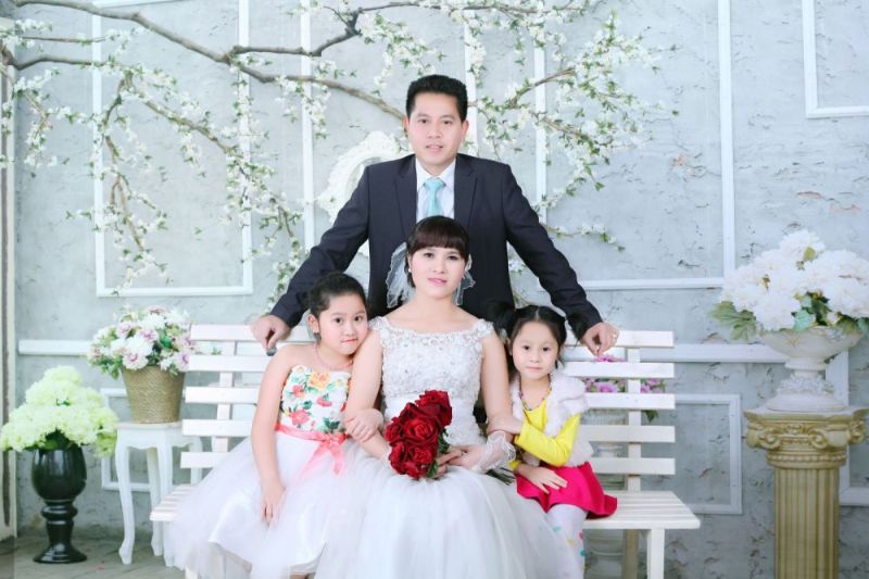 gia đình đang kỷ niệm ngày cưới cùng ác con