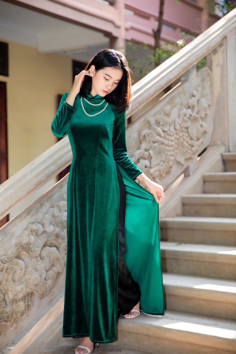 cô gái mặc áo dài màu xanh nhung