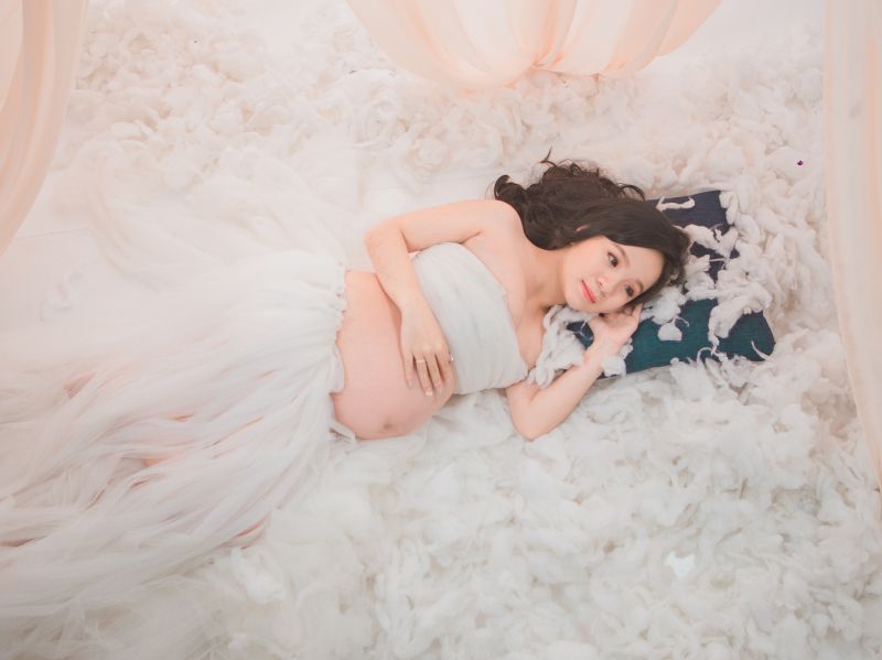 người phụ nữ mang bầu đang nằm 