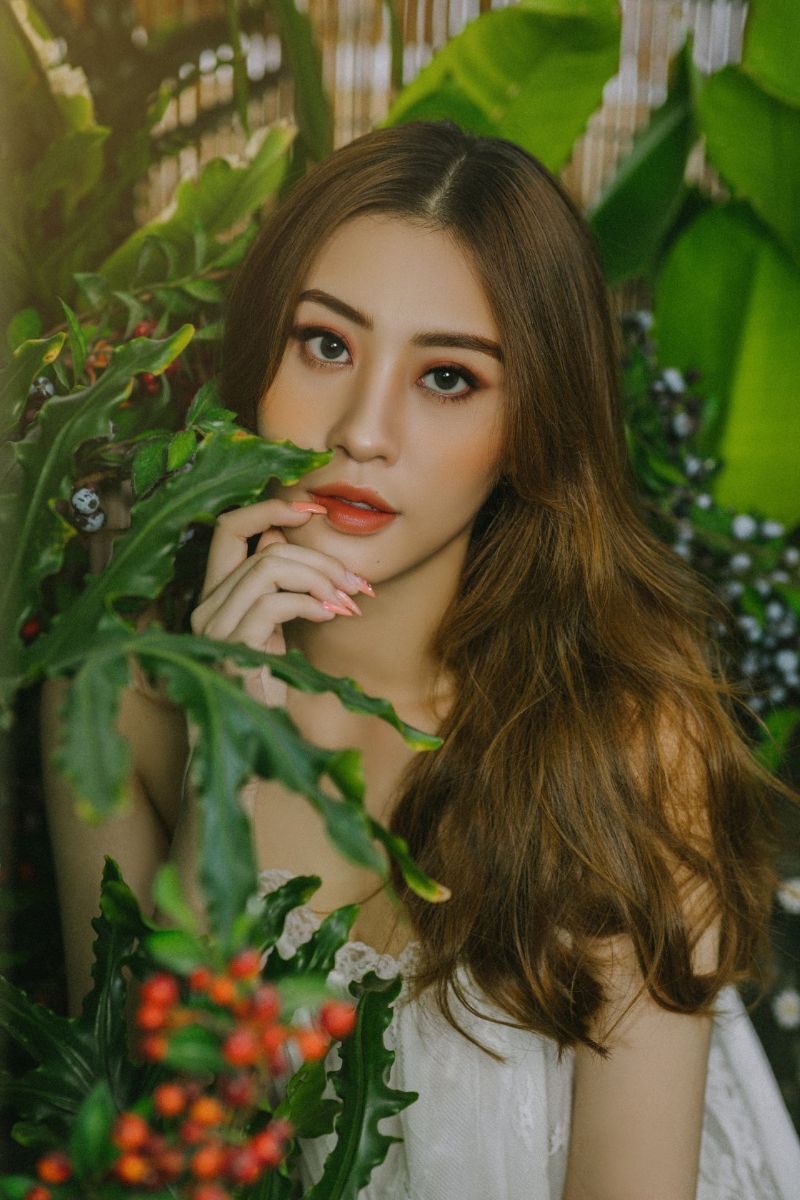 cô gái xinh đẹp lấy tay che cằm