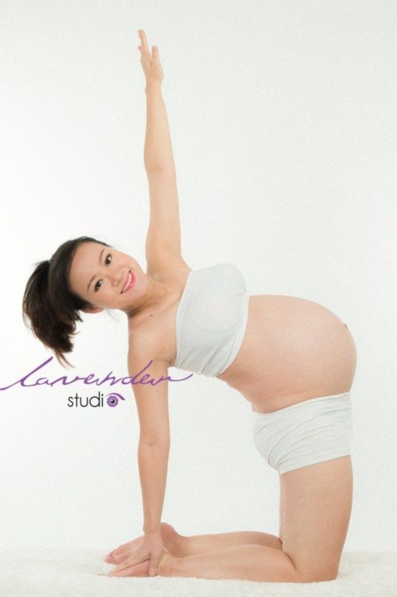 tư thế yoga khi chụp hình bầu