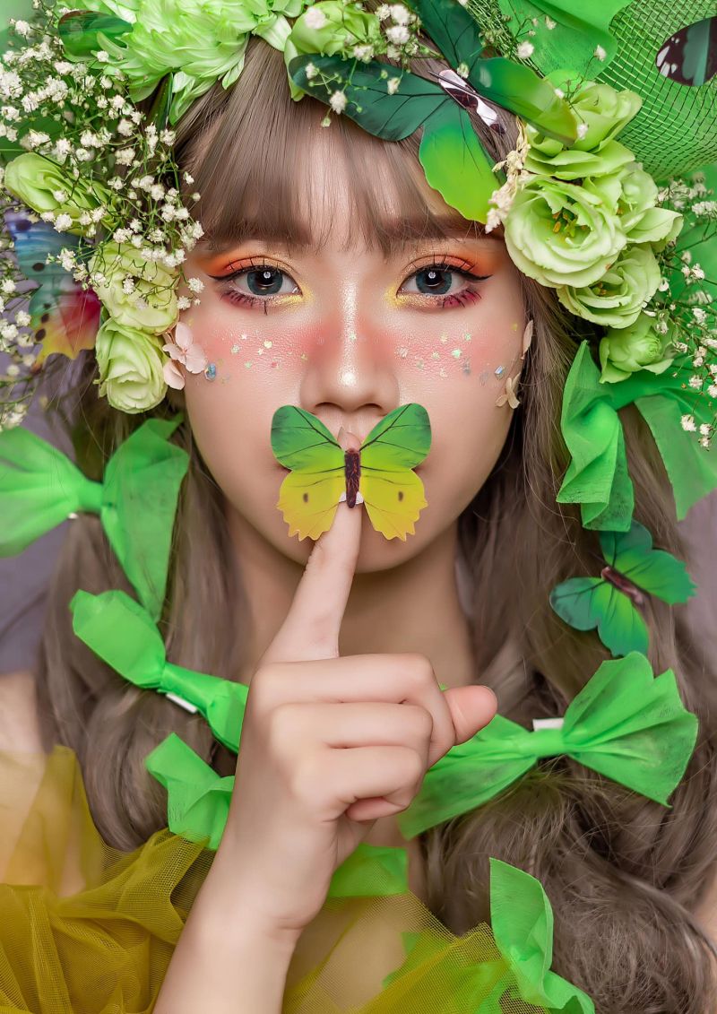 cô gái đang đặt một con bướm nay miệng