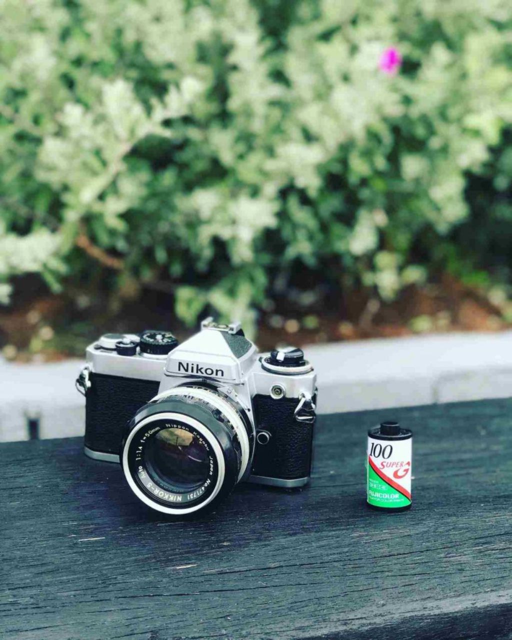 cửa hàng ở Sài Gòn chuyên bán máy ảnh cũ và cuộn phim của các thương hiệu hàng đầu