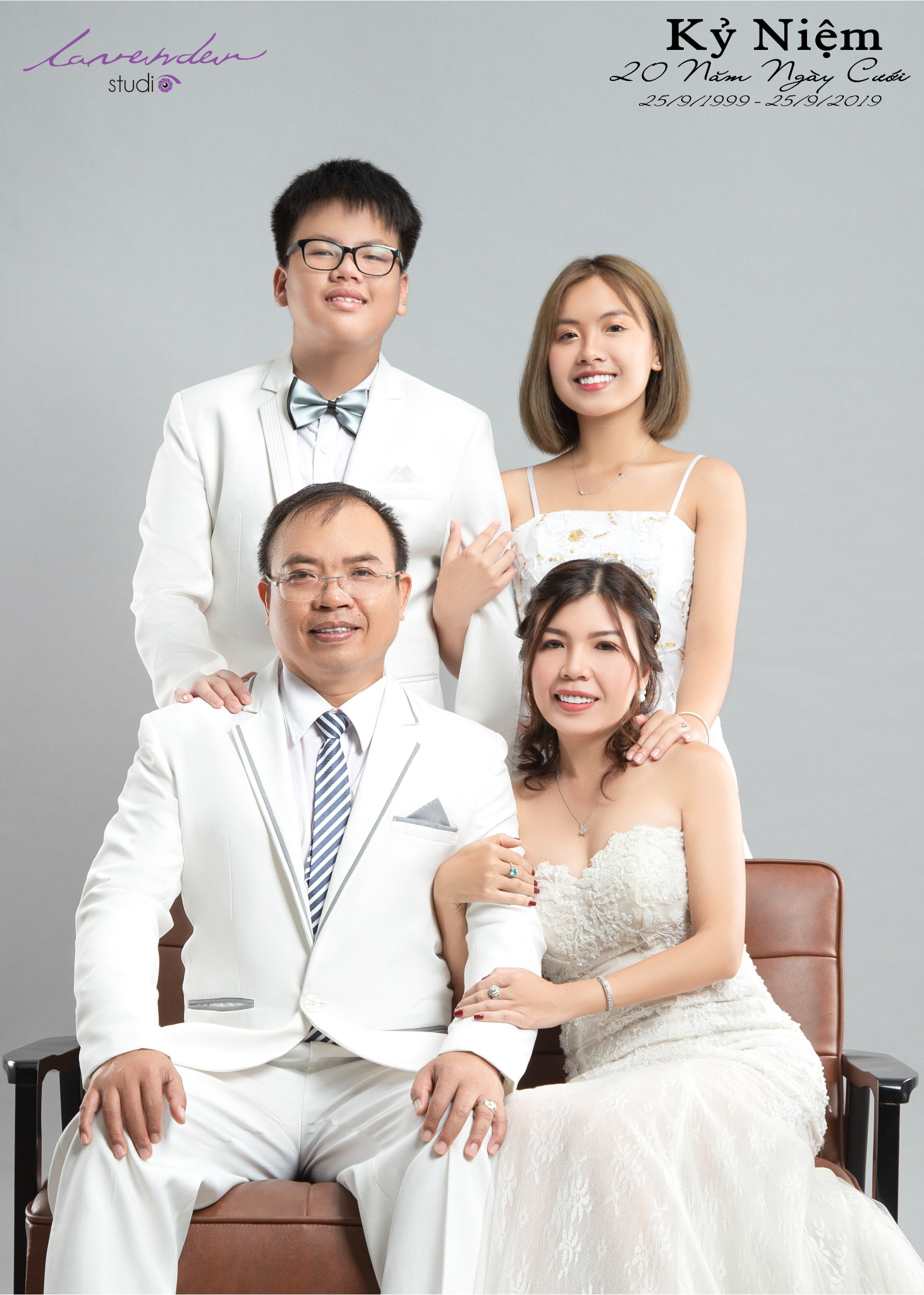 Chụp hình gia đình kỷ niệm ngày cưới tại Lavender Studio