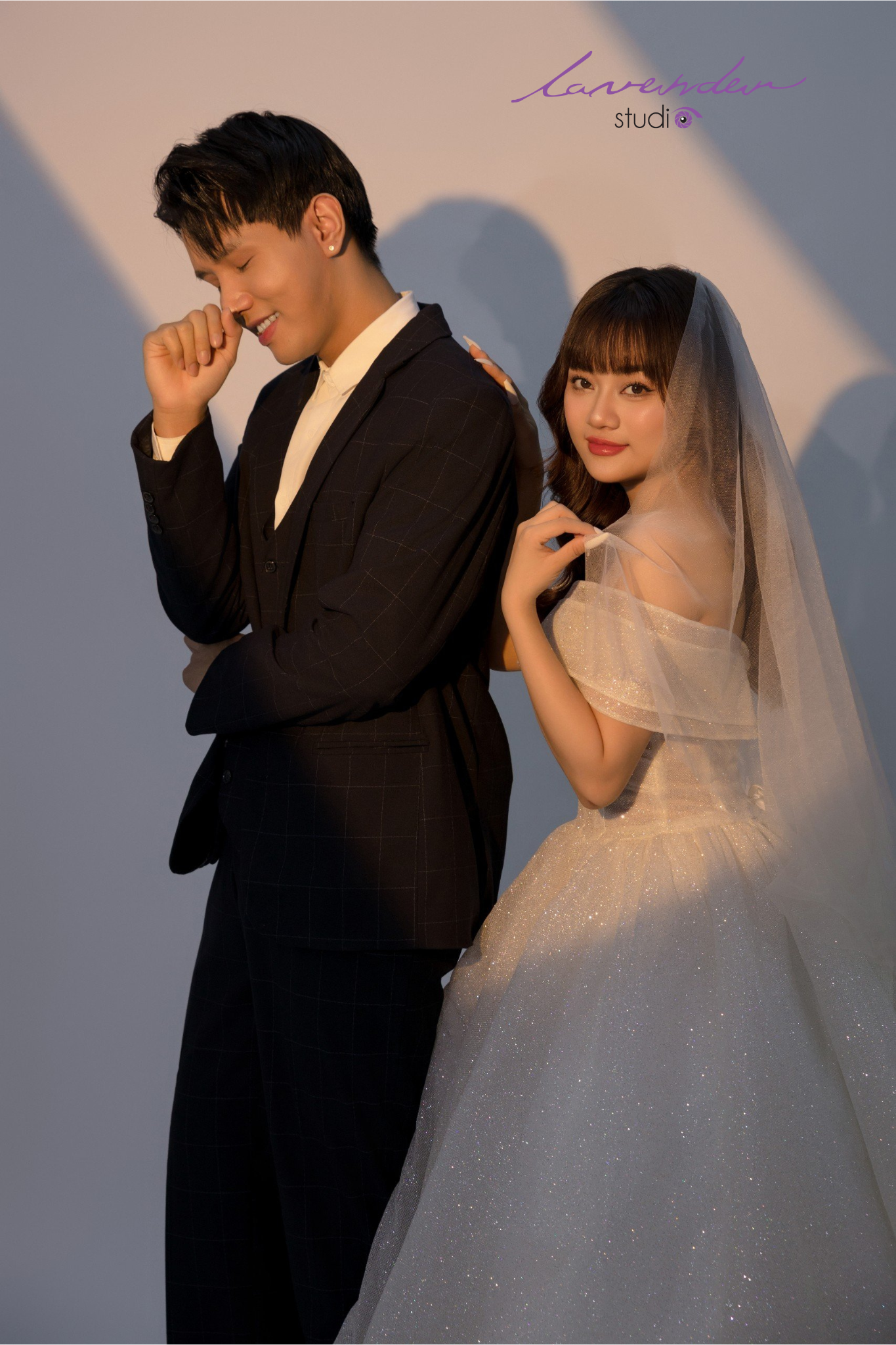 Trang phục phù hợp cũng khiến cô dâu chú rể thoải mái hơn khi chụp ảnh cưới