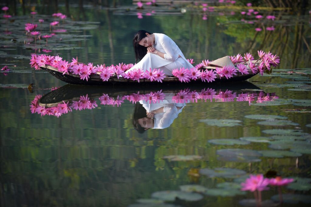 Chụp ảnh áo dài ngoại cảnh bên hồ sen đẹp Chụp ảnh áo dài ngoại cảnh bên hồ sen đẹp