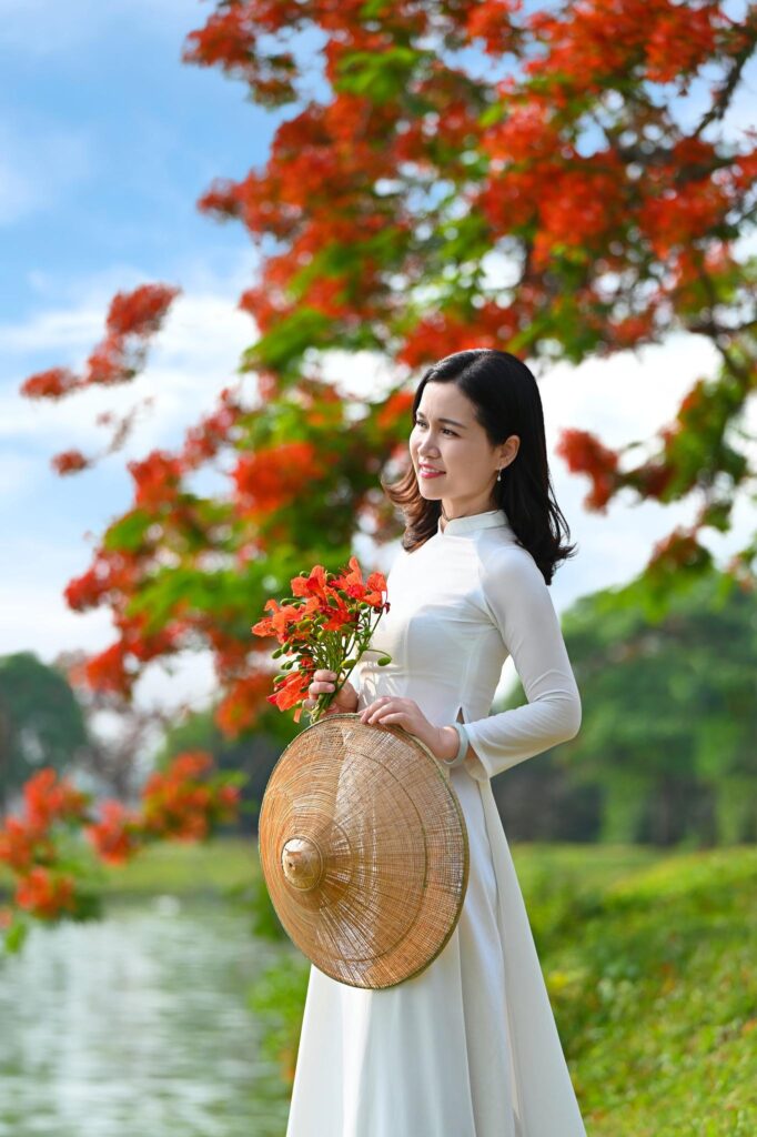 Hướng dẫn tạo dáng bán thân khi chụp ảnh áo dài ngoại cảnh Hướng dẫn tạo dáng bán thân khi chụp ảnh áo dài ngoại cảnh