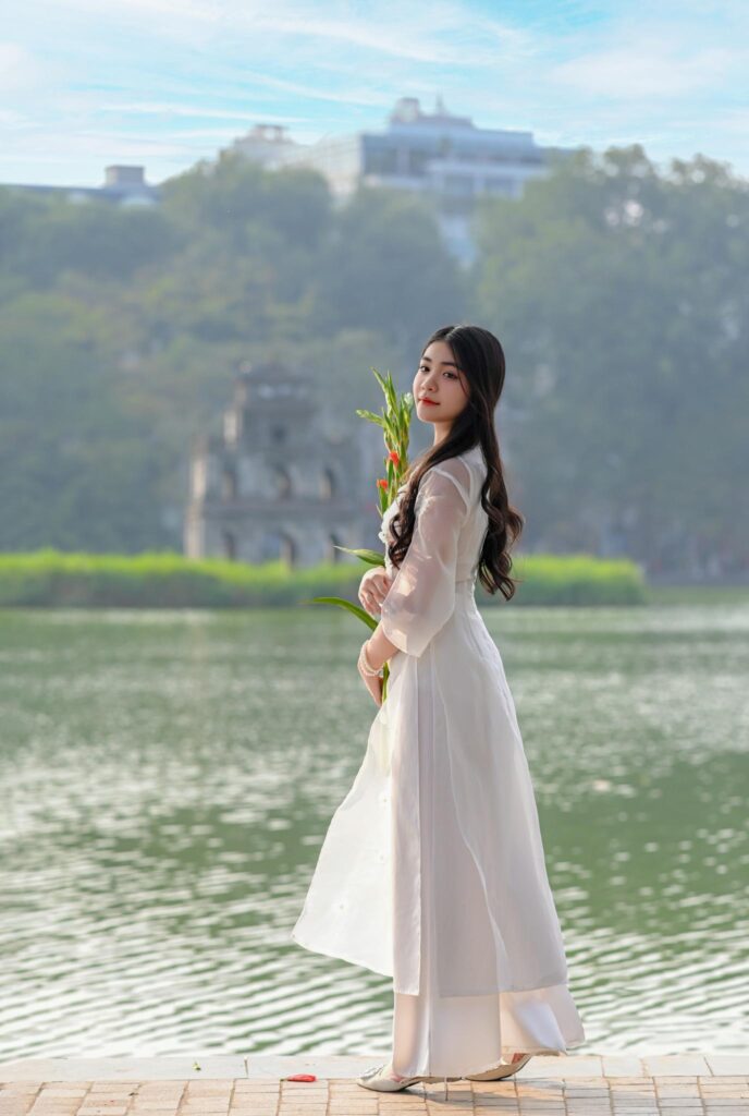 Tạo dáng đứng khi chụp ảnh áo dài truyền thống ngoại cảnh Tạo dáng đứng khi chụp ảnh áo dài truyền thống ngoại cảnh