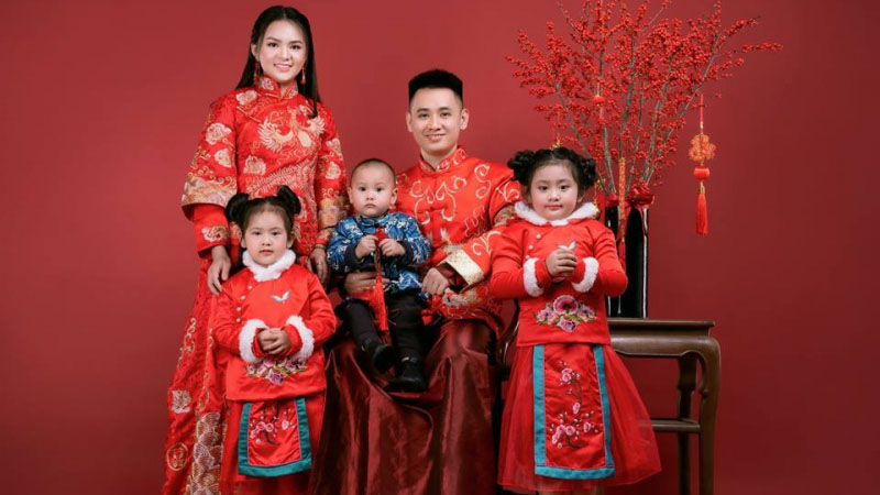 10 concept chụp hình Tết gia đình 5 người năm 2024-2025