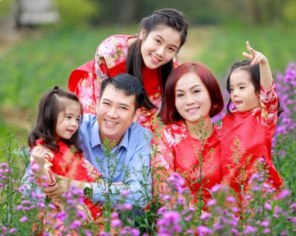 10 concept chụp hình Tết gia đình 5 người năm 2024-2025