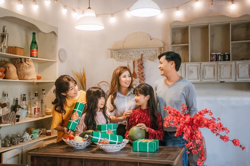 10 concept chụp hình Tết gia đình 5 người năm 2024-2025