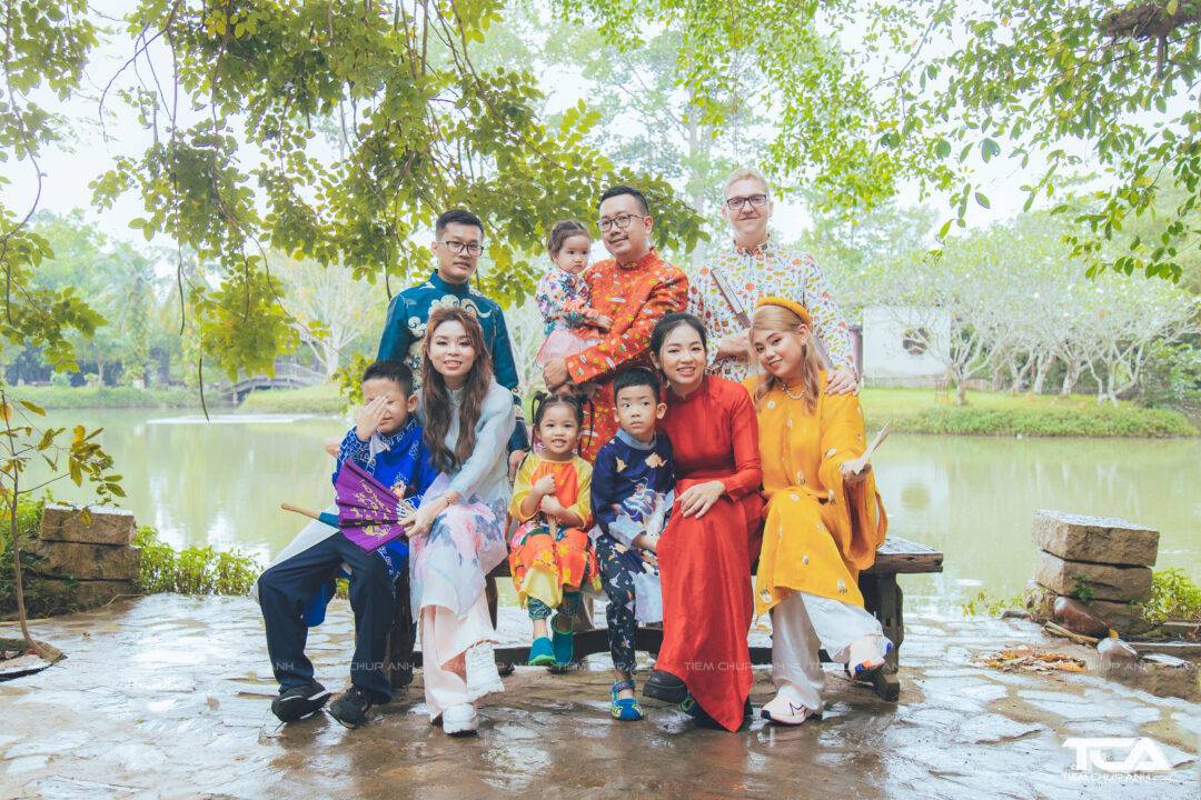 Chụp ảnh Tết cùng áo dài Lưu giữ khoảnh khắc đẹp nhất cùng gia đình