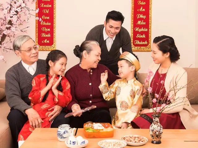 Chụp ảnh gia đình đẹp năm 2024-2025 với 10 cách tạo dáng sau