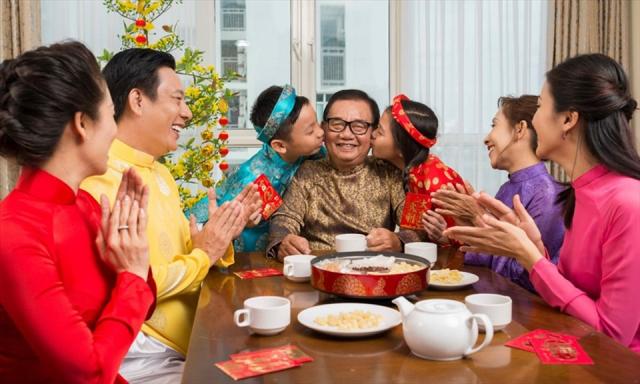 Chụp ảnh gia đình đẹp năm 2024-2025 với 10 cách tạo dáng sau