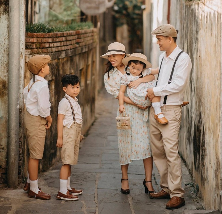Chụp hình gia đình phong cách retro 
