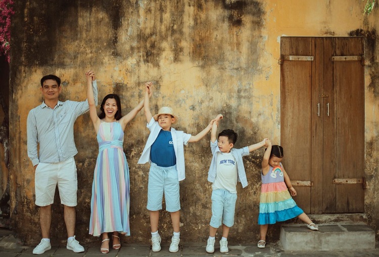 Chụp hình gia đình phong cách retro 