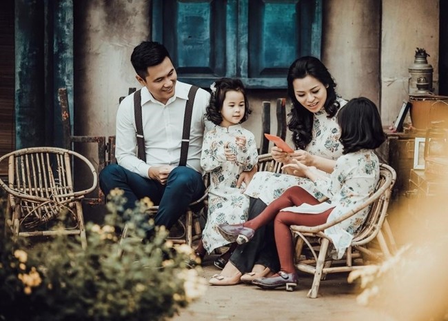 Chụp hình gia đình phong cách retro 