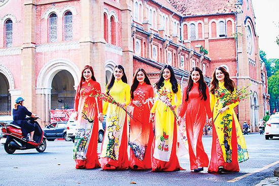 Studio chụp ảnh Tết nhóm với áo dài tại Đà Nẵng