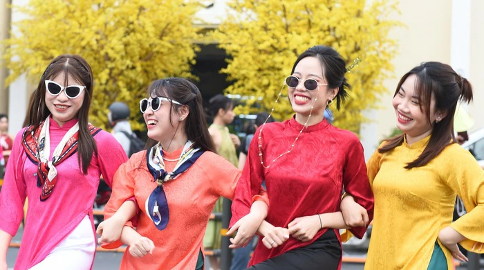 Studio chụp ảnh Tết nhóm với áo dài tại Đà Nẵng