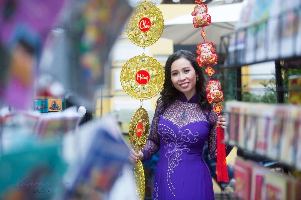 Tạo dáng chụp ảnh Tết bên cạnh câu đối nhẹ nhàng, duyên dáng Tạo dáng chụp ảnh Tết bên cạnh câu đối nhẹ nhàng, duyên dáng