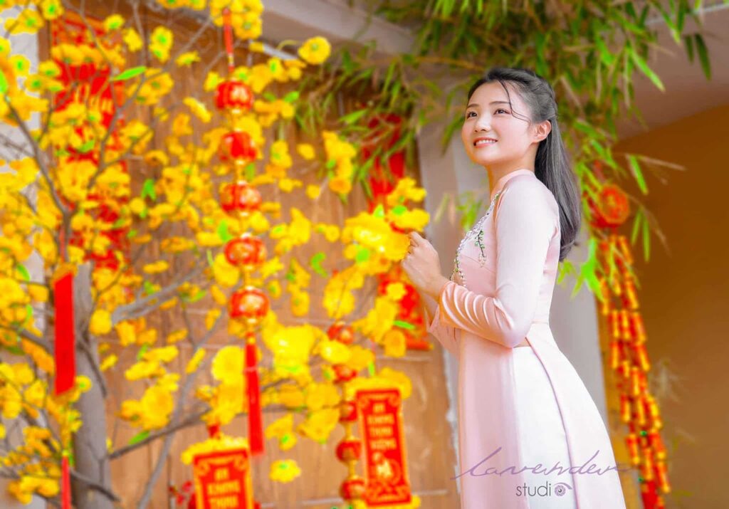 Tạo dáng chụp ảnh Tết với đôi tay phụ nữ mềm mại Tạo dáng chụp ảnh Tết với đôi tay phụ nữ mềm mại