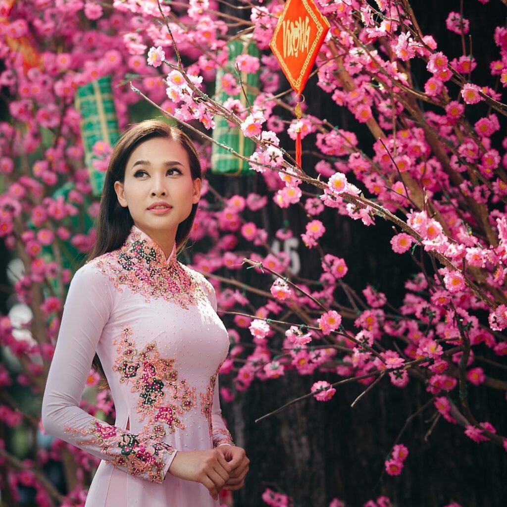 Hướng dẫn tạo dáng chụp ảnh Tết với hoa và áo dài Tết 2025 Hướng dẫn tạo dáng chụp ảnh Tết với hoa và áo dài Tết 2025