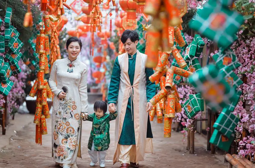 Cách tạo dáng hạnh phúc khi chụp ảnh gia đình ngoại cảnh Tết 2025