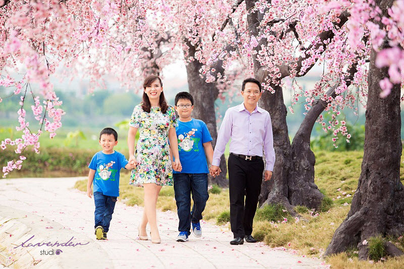 Cách tạo dáng hạnh phúc khi chụp ảnh gia đình ngoại cảnh Tết 2025