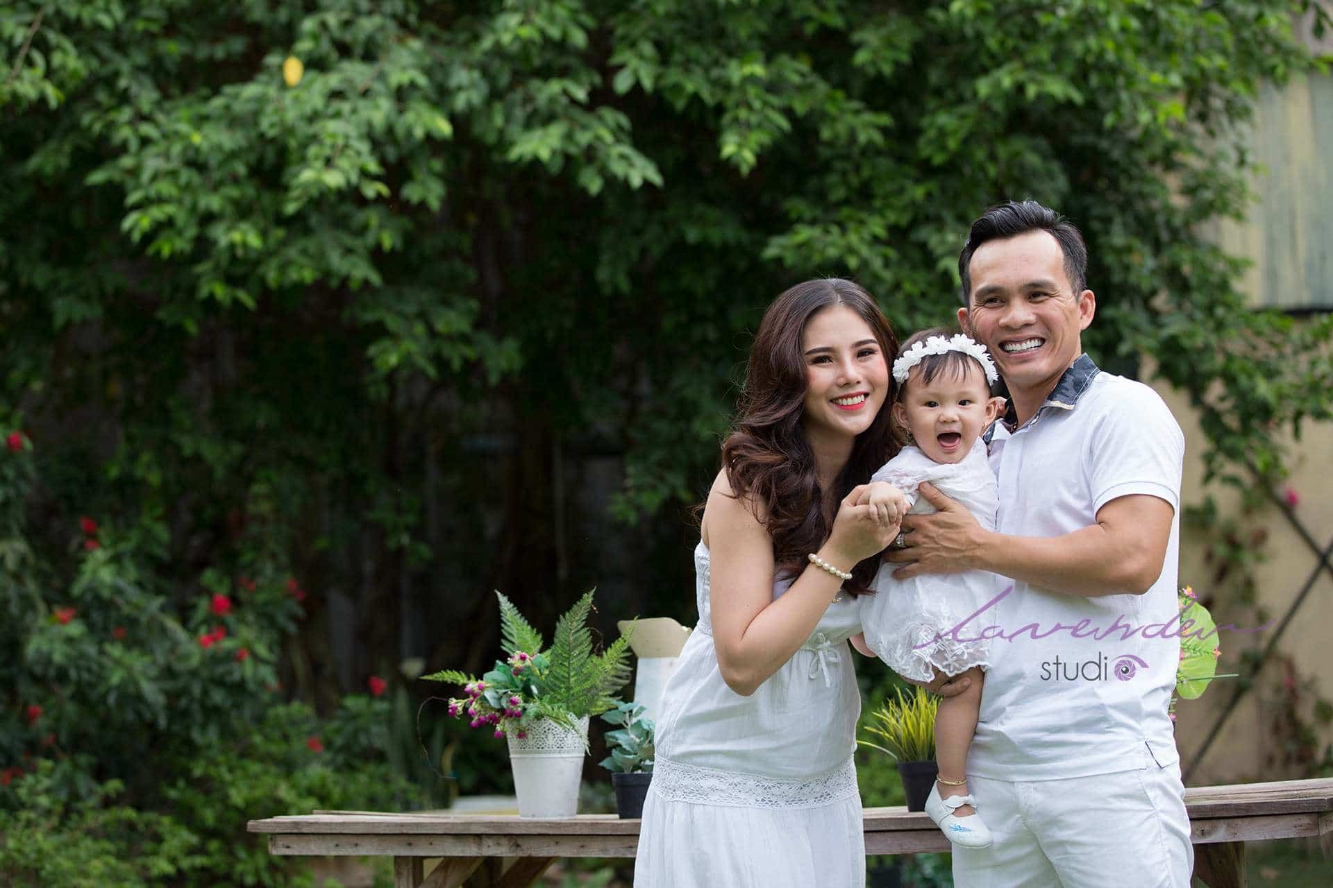 Cách tạo dáng hạnh phúc khi chụp ảnh gia đình ngoại cảnh Tết 2025