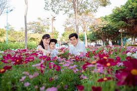 Cách tạo dáng hạnh phúc khi chụp ảnh gia đình ngoại cảnh Tết 2025