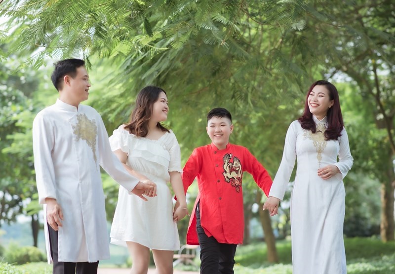 Cách tạo dáng hạnh phúc khi chụp ảnh gia đình ngoại cảnh Tết 2025