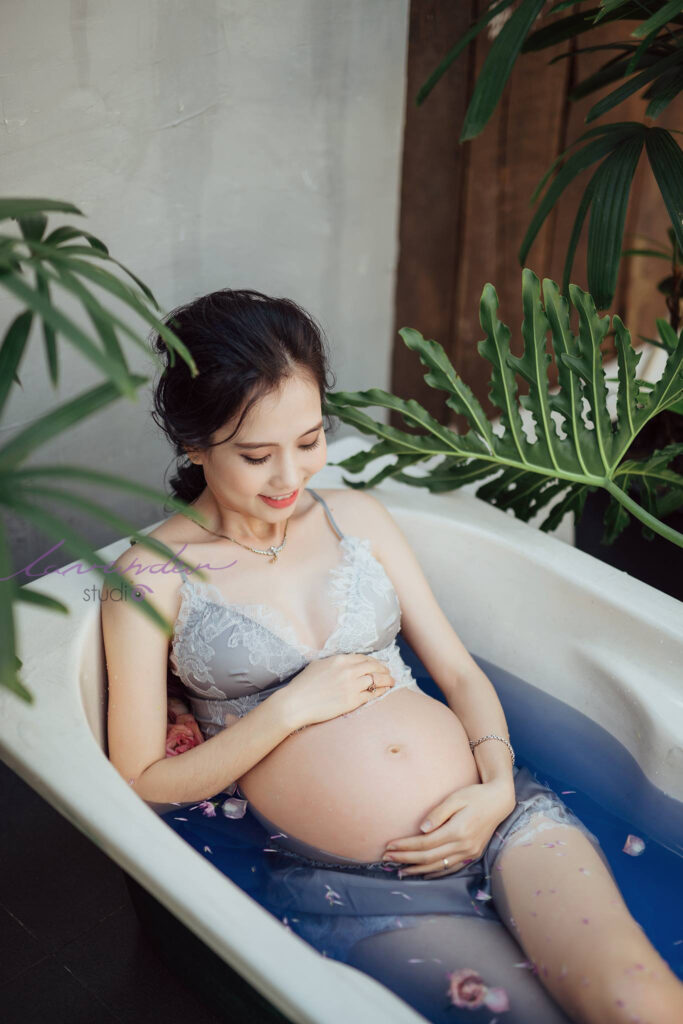 Concept chụp ảnh bầu tại nhà trong bồn tắm Concept chụp ảnh bầu tại nhà trong bồn tắm
