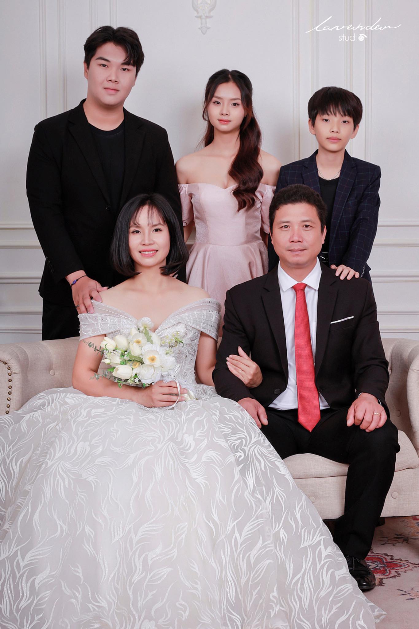 Chụp ảnh Tết tại nhà xuân Ất Tỵ 2025 và cách tạo dáng gắn kết yêu thương