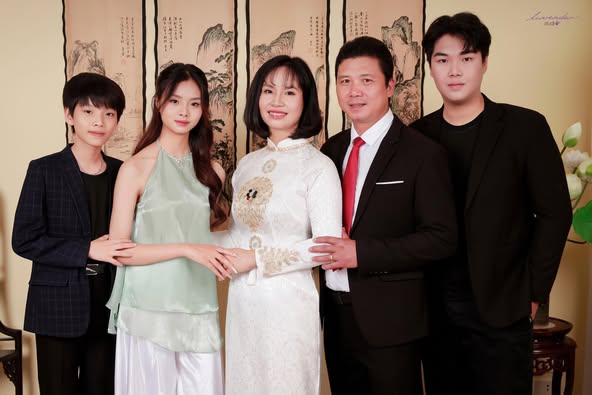 Chụp ảnh Tết tại nhà xuân Ất Tỵ 2025 và cách tạo dáng gắn kết yêu thương