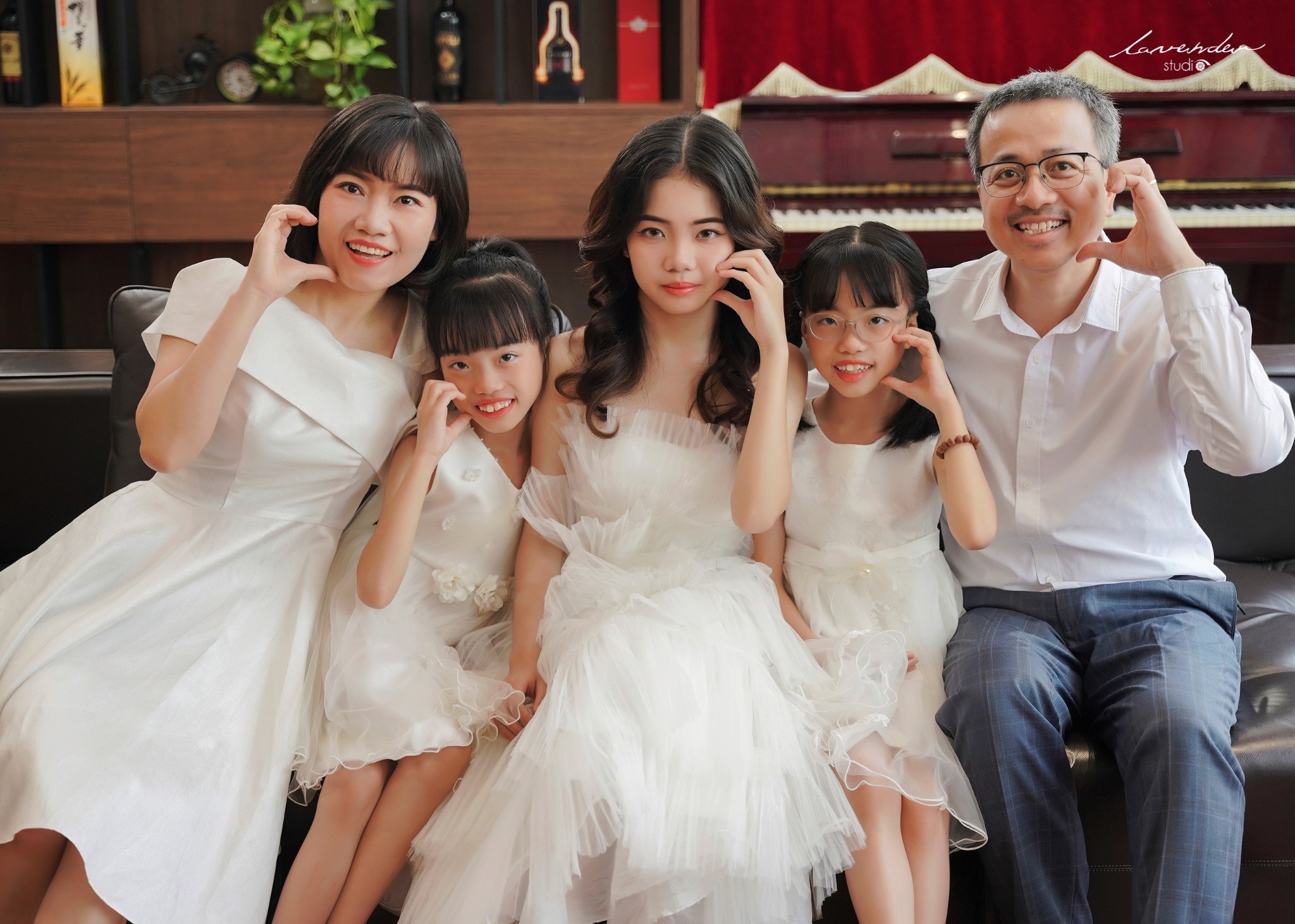 Chụp ảnh Tết tại nhà xuân Ất Tỵ 2025 và cách tạo dáng gắn kết yêu thương