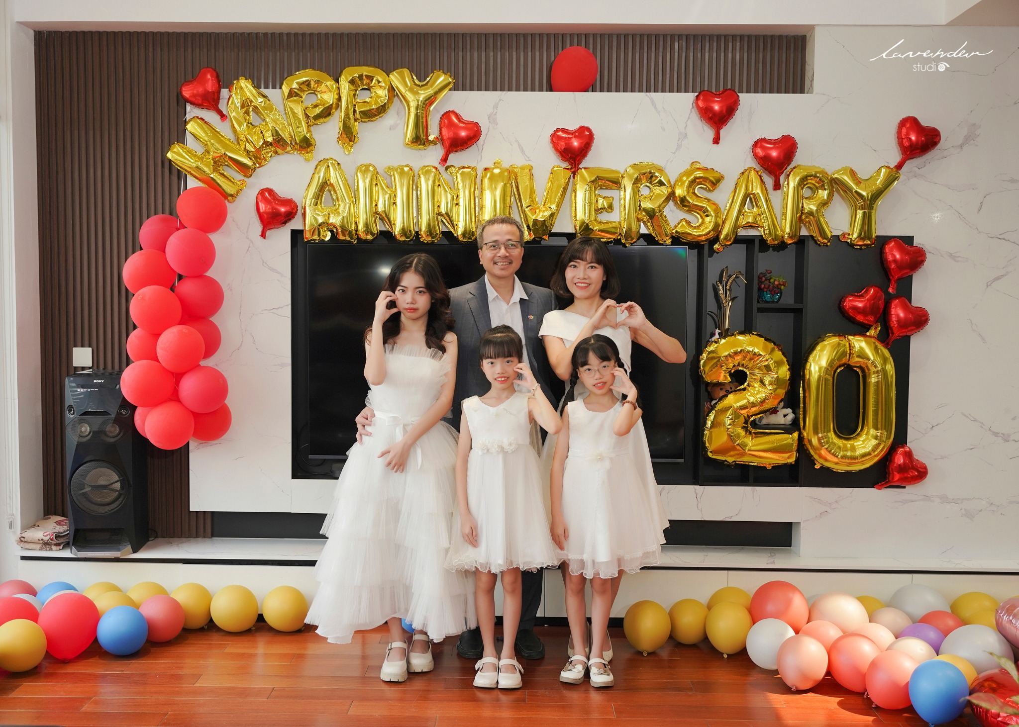 Chụp ảnh Tết tại nhà xuân Ất Tỵ 2025 và cách tạo dáng gắn kết yêu thương