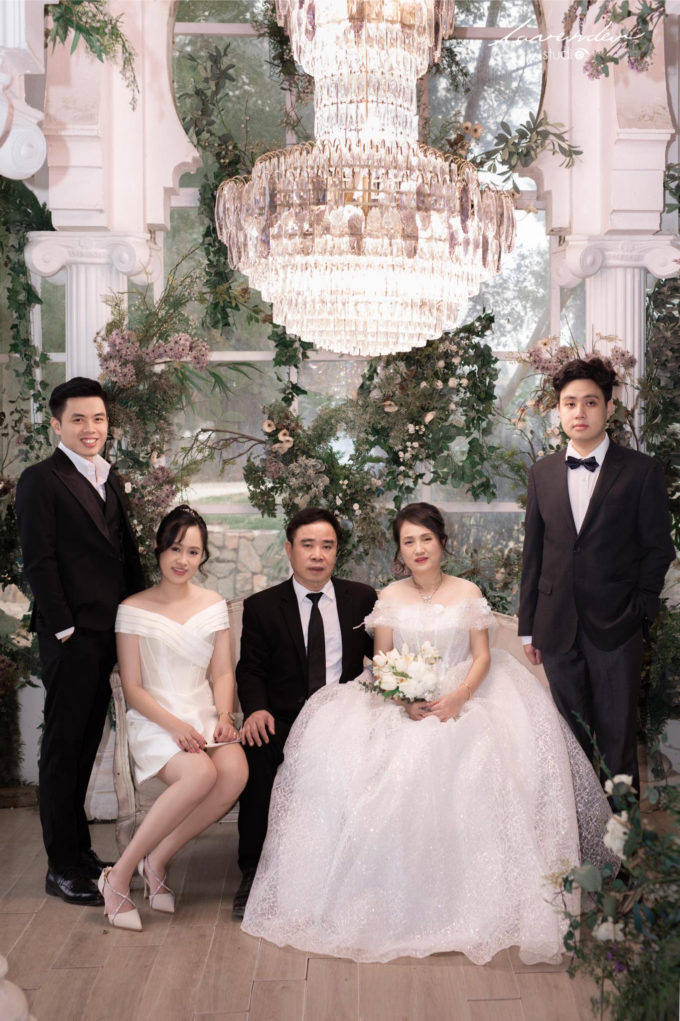 Chụp ảnh Tết tại nhà xuân Ất Tỵ 2025 và cách tạo dáng gắn kết yêu thương