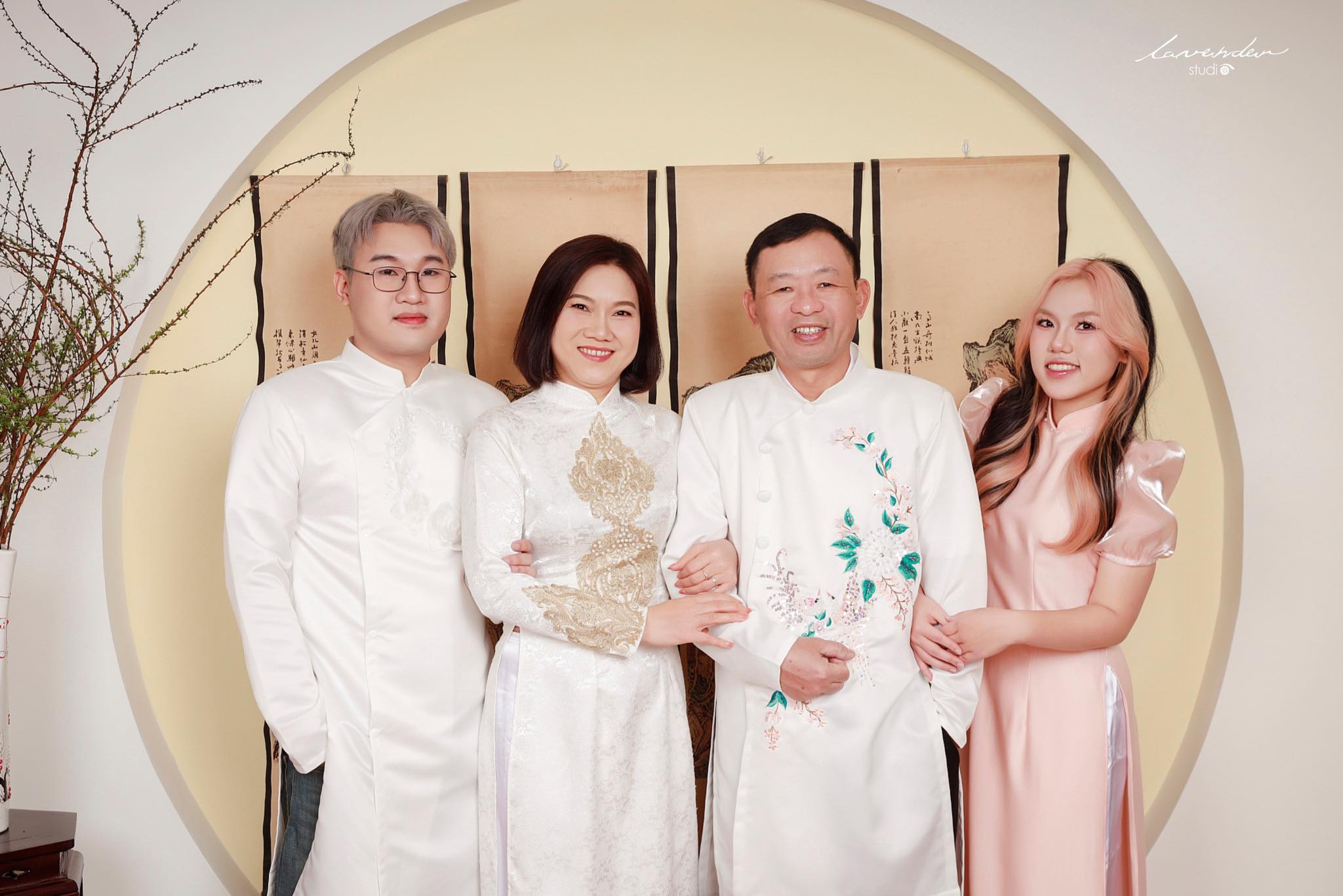 Chụp ảnh Tết tại nhà xuân Ất Tỵ 2025 và cách tạo dáng gắn kết yêu thương