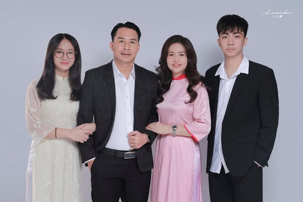 Chụp ảnh Tết tại nhà xuân Ất Tỵ 2025 và cách tạo dáng gắn kết yêu thương