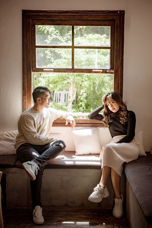 Gợi ý 10 kiểu chụp ảnh tại nhà siêu lãng mạn dành cho các cặp đôi