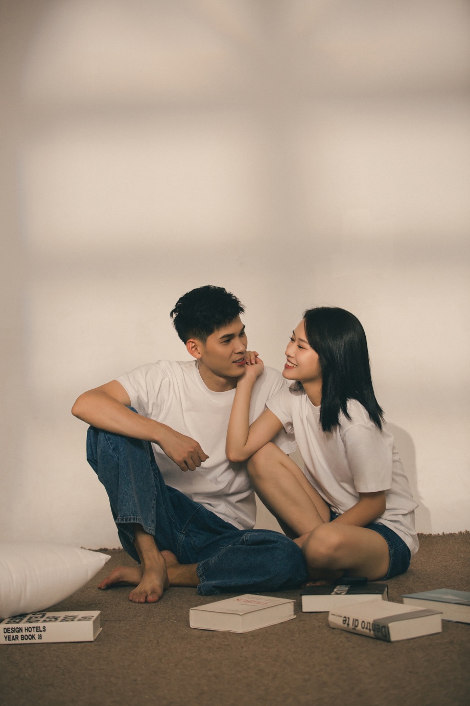 Gợi ý 10 kiểu chụp ảnh tại nhà siêu lãng mạn dành cho các cặp đôi